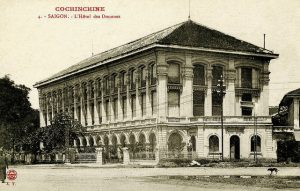 tòa nhà Cục Hải quan đã được xây lại lần thứ hai từ căn nhà gạch ba tầng của thương nhân giàu có Vương Thái