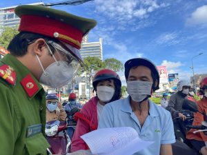 người dân trình giấy thông hành để qua chốt kiểm dịch.