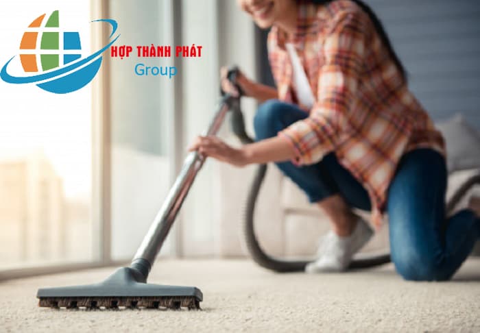 Hình ảnh nhân viên vệ sinh sàn nhà chung cư.