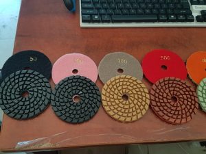Đánh bóng sàn gạch bóng kính là công việc đòi hỏi sự tỉ mỉ, cẩn thận do đó các công việc thi công phải diễn ra dưới sự giám sát của đội ngũ nhân viên giỏi chuyên môn, giàu kinh nghiệm nhằm mang lại hiệu quả cao.