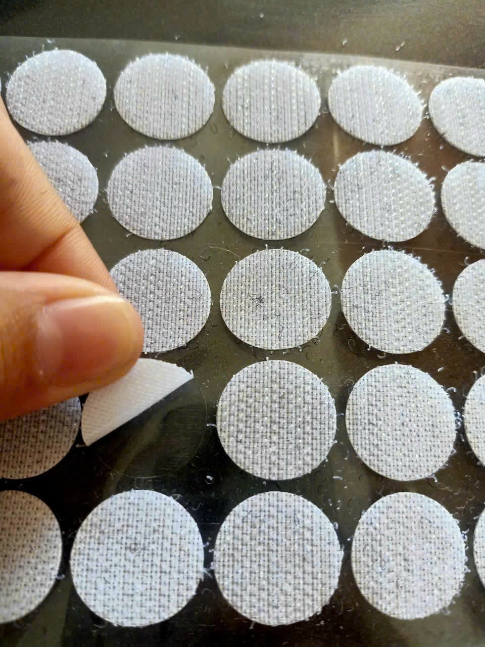 Nhà cung cấp băng gai dính Velcro miếng tròn keo 3M thương hiệu Baihe